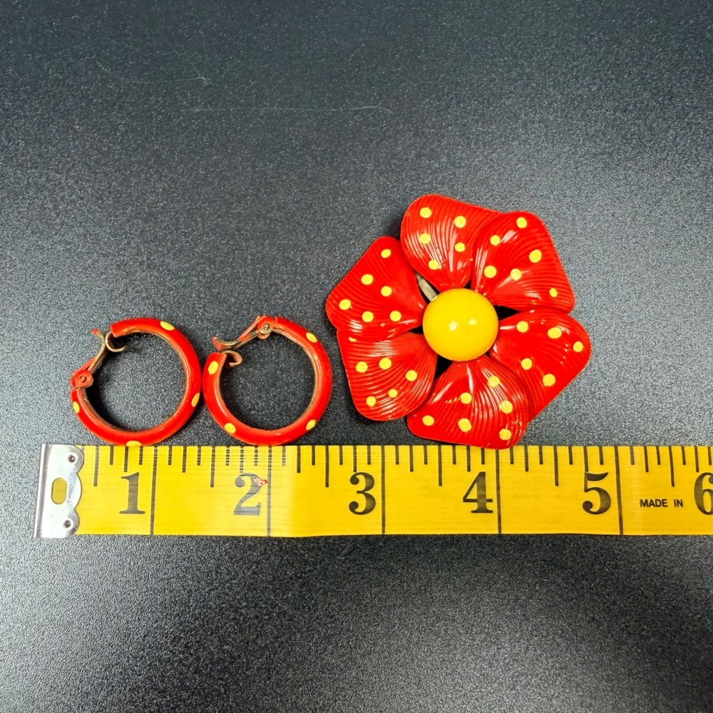 Vintage Red Yellow Polka Dot Enamel‎ Flower Brooch Hoop Clip Earrings 1960s - Picture 12 of 12